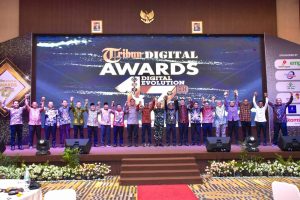 Pj Bupati Kampar, diwakili Plt Kadis Kominfo Kampar Terima Penghargaan Tribun Award Kategori “Bupati Peduli Investasi”