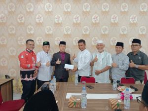 Didampingi Kakan Kemenag dan Ketua LPTQ Kampar, Pj Sekda Kampar Serahkan Bonus Kepada Farhan Yang Berhasil Meraih Juara 3 MTQN ke-30 Cabang Tahfiz 5 Juz dan Tilawah