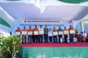 Staf Ahli Bupati Bidang Kemasyarakatan dan SDM Mewakili Penjabat Bupati dalam Acara Peringatan Hari Ozon Sedunia dan Penyerahan Penghargaan Lingkungan Hidup dan Kehutanan 2024