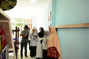 Ketua Umum Dekranasda Kampar Ricana Djayanti Hambali Tinjau Langsung Gallery Dekranasda Kampar.
