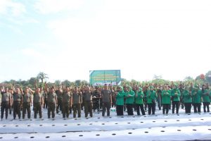 Danyonif 132/BS Letkol Inf Bambang Budi Hartanto Pimpin Langsung Tanam Perdana Bibit Cabai di Lahan Ketahanan Pangan Yonif 132/BS