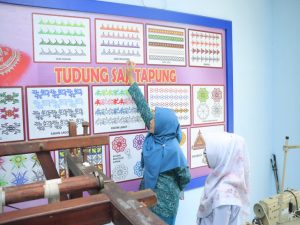 Ketua Dekranasda Kampar Ny Ricana Djayanti Hambali Tinjau Langsung Galeri Dekranasda Kab. Kampar