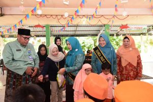 Didampingi Bunda Paud Kampar Ricana Djayanti, Bunda Paud Riau Zuliana Rahman Hadi Kunjungi TK Pertiwi Bangkinang Kota.