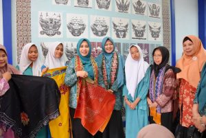 Ketua Dekranasda Kab. Kampar Sambut Kunjungan Ketua Dekranasda Prov. Riau Di Galeri Dekranasda Kab. Kampar