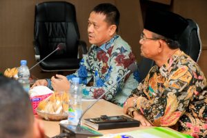 Pj Bupati Kampar Hambali Didampingi Ketua Baznaz Purwadi Serahkan Beasiswa Satu Keluarga Satu Sarjana dari Baznas Kampar