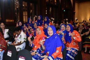 Penasehat Dharma Wanita Persatuan beserta Plt Ketua Dharma Wanita Persatuan Kabupaten Kampar Ikuti Seminar Nasional DWP Tahun 2024