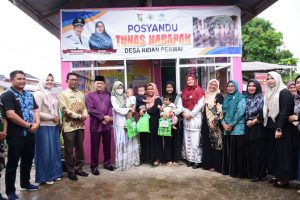 Didampingi langsung Pj Bupati Kampar Hambali,SE,MH, Ketua Pembina Posyandu Kampar Ricana Djayanti kunjungi Posyandu Tunas Harapan Desa Ridan Permai