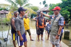 Pemkab Kampar Langsung Meninjau Dan Salurkan Bantuan Ke Masyarakat Yang Terdampak Bencana Banjir Di Desa Silam