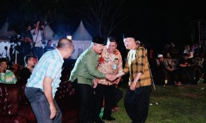 Pj.Bupati Kampar diwakili Kadis Koperasi Dan UMK Tutup Pergelaran Julang Budaya Kampar Di Candi Muara Takus.