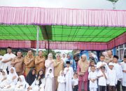 Wabup Kampar Misharti Serahkan Santunan Anak Yatim di Desa Pancuran Gading