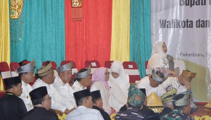 Wakil Bupati Kampar Ikuti Upacara Adat Majelis Tepuk Tepung Tawar di Gedung LAM Riau