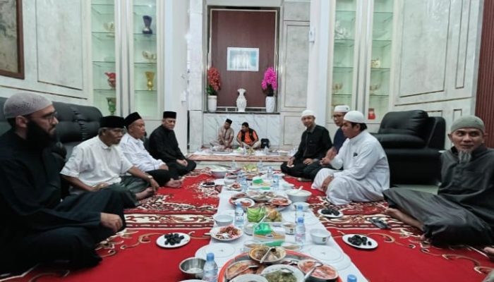 Hari Pertama Buka Puasa, Sekda Kampar Hambali Undang Imam Mesir Syaikh M Ali Ibrahim di Rumah Dinas