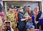 Bupati Kampar Bersama Gubernur Riau dan Wabup Gerak Cepat, Tinjau dan Serahkan Bantuan Sembako Yang Terdampak Banjir