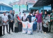 Wabup Kampar Serahkan Bantuan 2 Ton Beras Untuk Korban Banjir Kampung Pinang