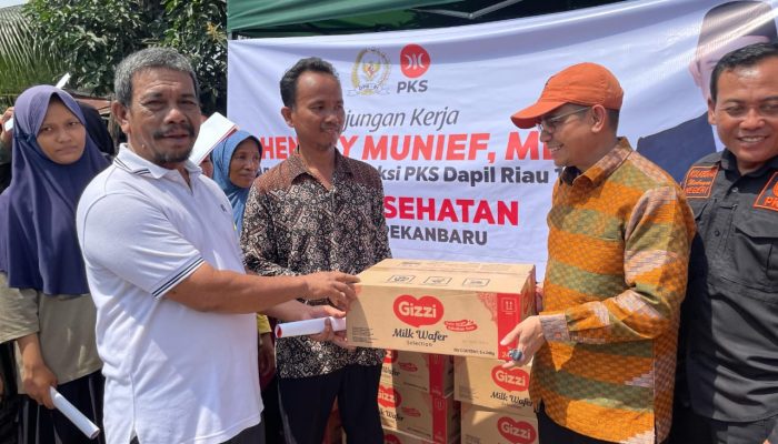 Tinjau Lokasi Banjir di Rumbai, Hendry Munief Bawa Tenaga Medis dan Bantuan untuk Warga