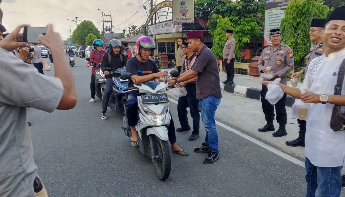 Berbagi dan Bukber Serentak Se Indonesia, Polres Kampar dan Media Bagikan Takjil ke Masyarakat