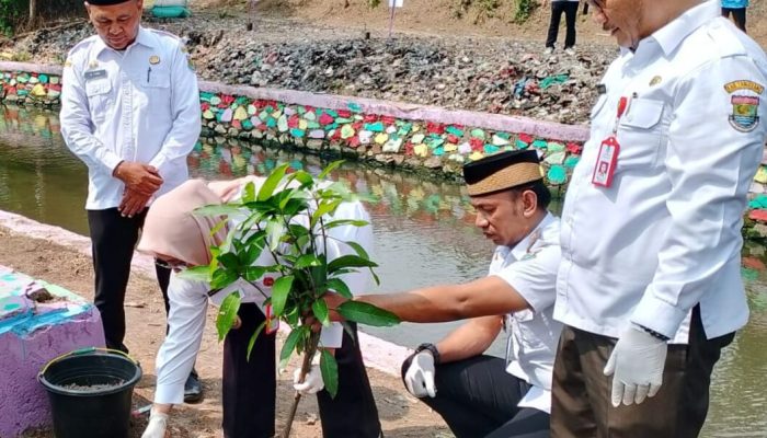 Wabup Tangerang Tanam Pohon Produktif Bersama Camat Gunung Kaler di Desa Ranca Gede
