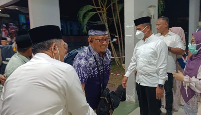 Bupati Kampar Bersama Kakan Kemenag,Sambut Hangat Kepulangan JH Kampar Kloter 05 BTH Di Batam