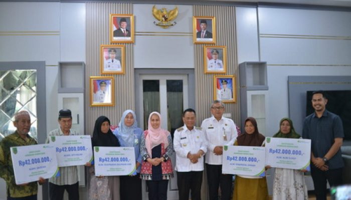 Program Aspirasi Dr Karmila Sari, Lima Ahli Waris Pekerja Rentan di Rohil Terima Santunan Kematian BPJS Ketenagakerjaan