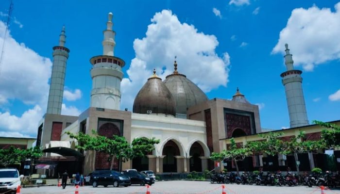 Hari Ini 23 Jamaah Haji Kampar Kloter 15 BTH Tiba di Bandara SSK Pekanbaru Langsung Berangkat Menuju Islamic Centre Bangkinang
