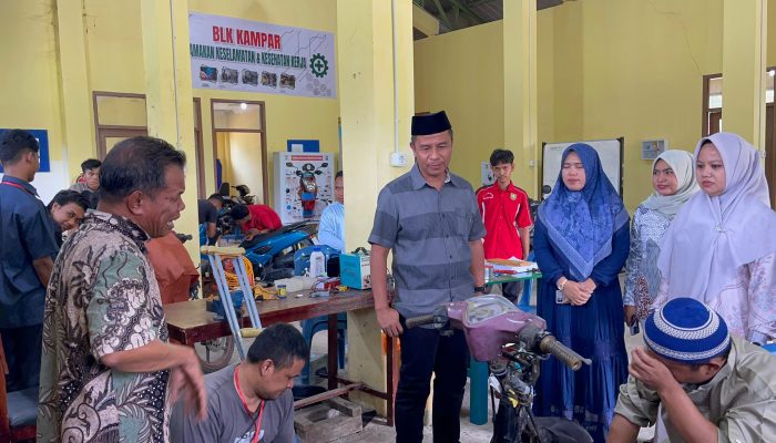 Dikunjungi Bupati Kampar Saat Jalani Pelatihan di BLK, Peserta Difabel Terharu dan Menangis