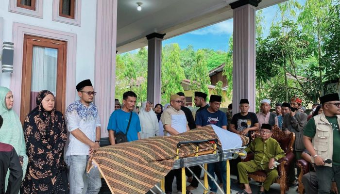 Bupati Kampar diwakili Plt Kadiskominfosandi Lepas Jenazah Alm. Buya Drs. H. Syafrizal Azis.