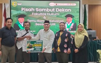 Fakultas Hukum UIR Apresiasi Tendik, Berikan Reward Umrah dalam Pisah Sambut Dekan