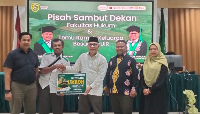 Fakultas Hukum UIR Apresiasi Tendik, Berikan Reward Umrah dalam Pisah Sambut Dekan