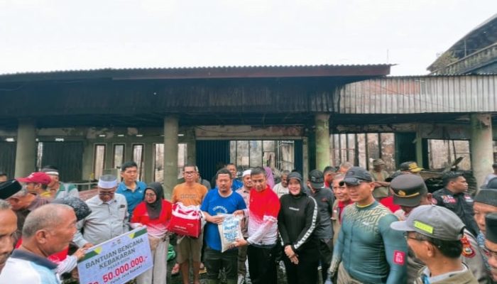 Bupati Ahmad Yuzar dan Wabup Kampar Berikan Bantuan Untuk Warga Kebakaran di Kuok