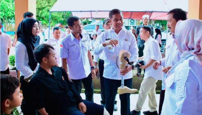 Bupati dan Wakil Bupati Kampar Serahkan Bantuan Alat Bantu untuk Penyandang Disabilitas