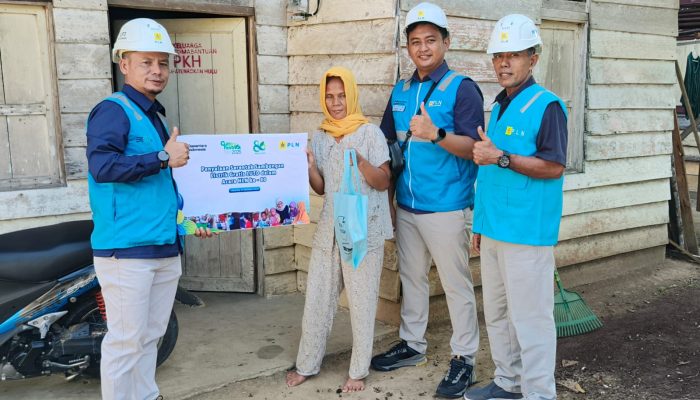 PLN UP3 Bangkinang Hadirkan Terang bagi 10 Keluarga Kurang Mampu di Kabupaten Kampar dan Rokan Hulu pada Momentum Hari Listrik Nasional ke-80
