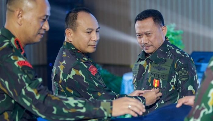 Mantan Bupati Kampar Catur Sugeng Susanto Resmi Menjadi Warga Kehormatan Brimob