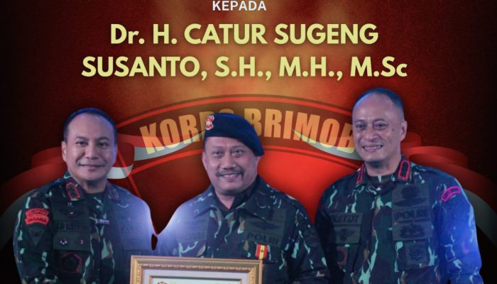 Mantan Bupati Kampar Catur Sugeng Susanto Resmi Menjadi Warga Kehormatan Brimob