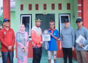 Bupati Kampar Ahmad Yuzar Serahkan Lansung Kunci Rumah Layak Huni Kepada Masyarakat Miskin Bangkinang Kota Bangkinang