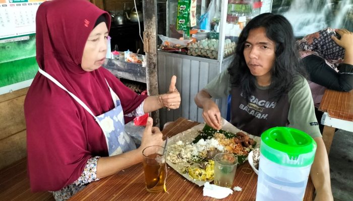 Yogi, Anak Lajang yang Setia Mendampingi Perjuangan Ibu Mintuo Berjualan Sarapan Pagi