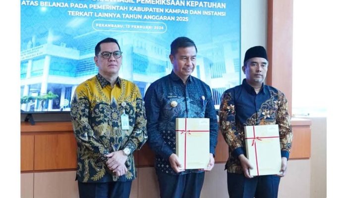 BPK Riau Serahkan LHP Kepatuhan Belanja 2025 ke Pemkab Kampar, Bupati Ahmad Yuzar Komitmen Tindak Lanjuti Rekomendasi