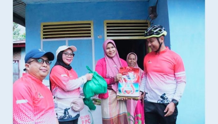 Sambut Bulan Ramadhan  Bupati Kampar dan Wabup Bersama Komunitas Sepeda Kampar Bagikan Sembako