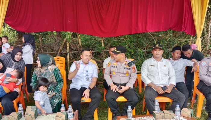 Mewakili Bupati Kampar , Camat Bangkinang Bersama Forkopimcam Lepas 8 Sampan Hias di Acara Balimau Kasai
