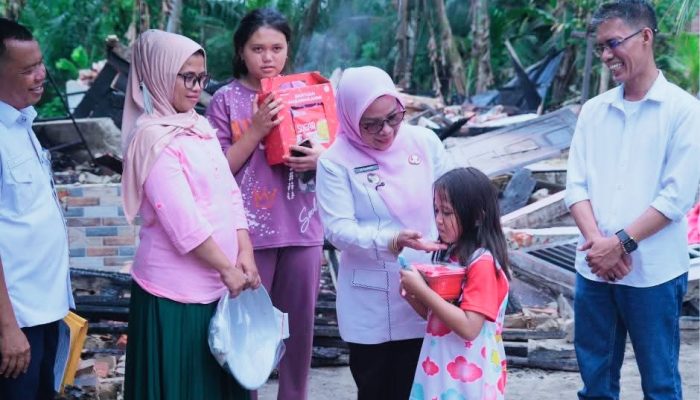 Rumah Ludes Terbakar, Wabup Kampar Hadir Beri Dukungan dan Bantuan