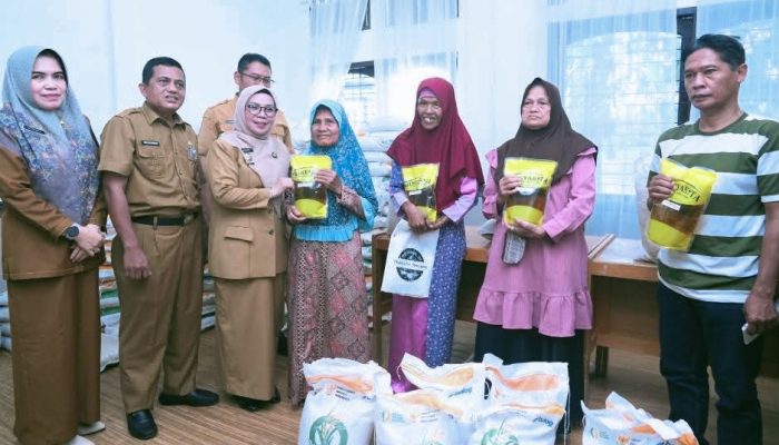 Wabup Kampar Serahkan Bantuan Sembako dari Badan Pangan Nasional di Kampar Utara