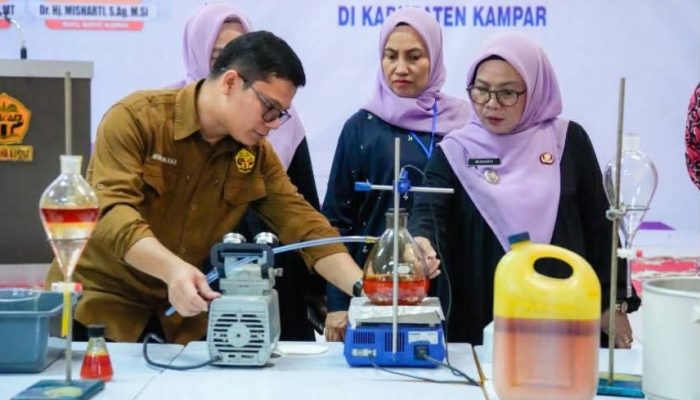 Wakil Bupati Kampar Resmi Menutup Pelatihan Pembuatan Sabun dan Minyak Kelapa Sawit dalam Rangka Hari Kartini