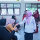 Wabup Kampar Misharti Menyalurkan Bantuan Kartu Keluarga Sejahtera