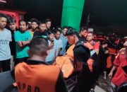Dua Hari Pencaharian Dilakukan Tim Gabungan dan Sempat Dihentikan Malam Akhirnya Masyarakat Temukan Korban Tersangkut di Kerambah