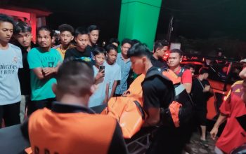 Dua Hari Pencaharian Dilakukan Tim Gabungan dan Sempat Dihentikan Malam Akhirnya Masyarakat Temukan Korban Tersangkut di Kerambah