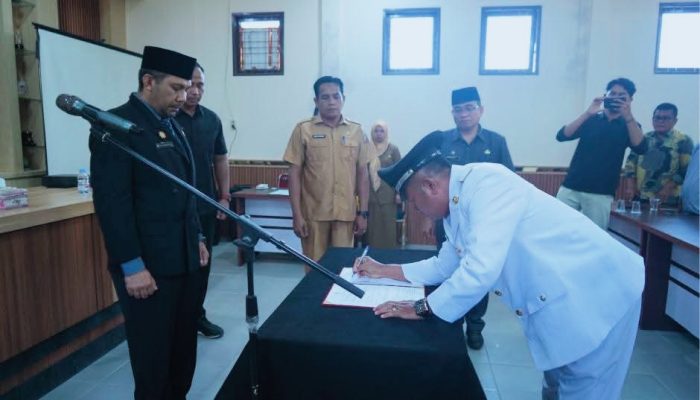 Bupati Kampar diwakili Plt Asisten 1 Melantik dan Mengambil Sumpah Penjabat Kepala Desa Koto Mesjid