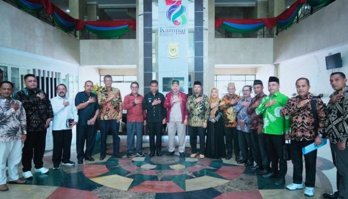 Bupati Kampar Ahmad Yuzar Terima Audiensi dari Tokoh Masyarakat Rumbio Terkait Percepatan Pembangunan Jembatan di Kengerian Rumbio