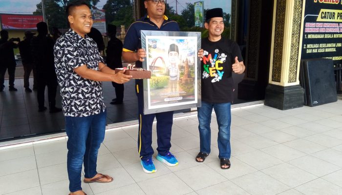 Wakil Ketua DPRD Iib Nursaleh dan Syawal  Beri Surprise Momen Ultah Kapolres Kampar Ke-42 Tahun