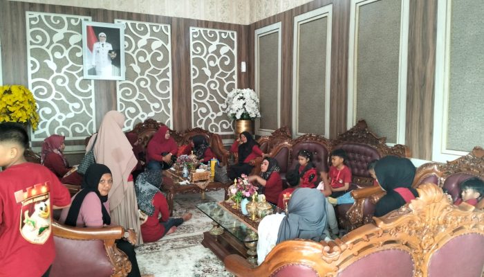 Jelang Keberangkatan ke Lampung, Wabup Hidangkan Menu Sarapan Pagi Bagi Tim Kampar Junior FA