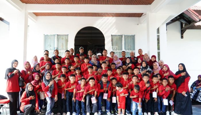 Mewakili Provinsi Riau di Seri Nasional, Wakil Bupati Kampar Dr. Hj. Misharti Lepas Keberangkatan Tim Kampar Junior FA U-10, U-11 dan U-12.