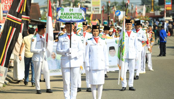 Bupati Rohul Anton ST, MT memimpin kontingen Rokan Hulu pada Pawai Taaruf pembukaan MTQ ke-44 Provinsi Riau di Kuantan Singingi sebagai bentuk dukungan dan kesiapan Rohul menjadi tuan rumah MTQ 2027.